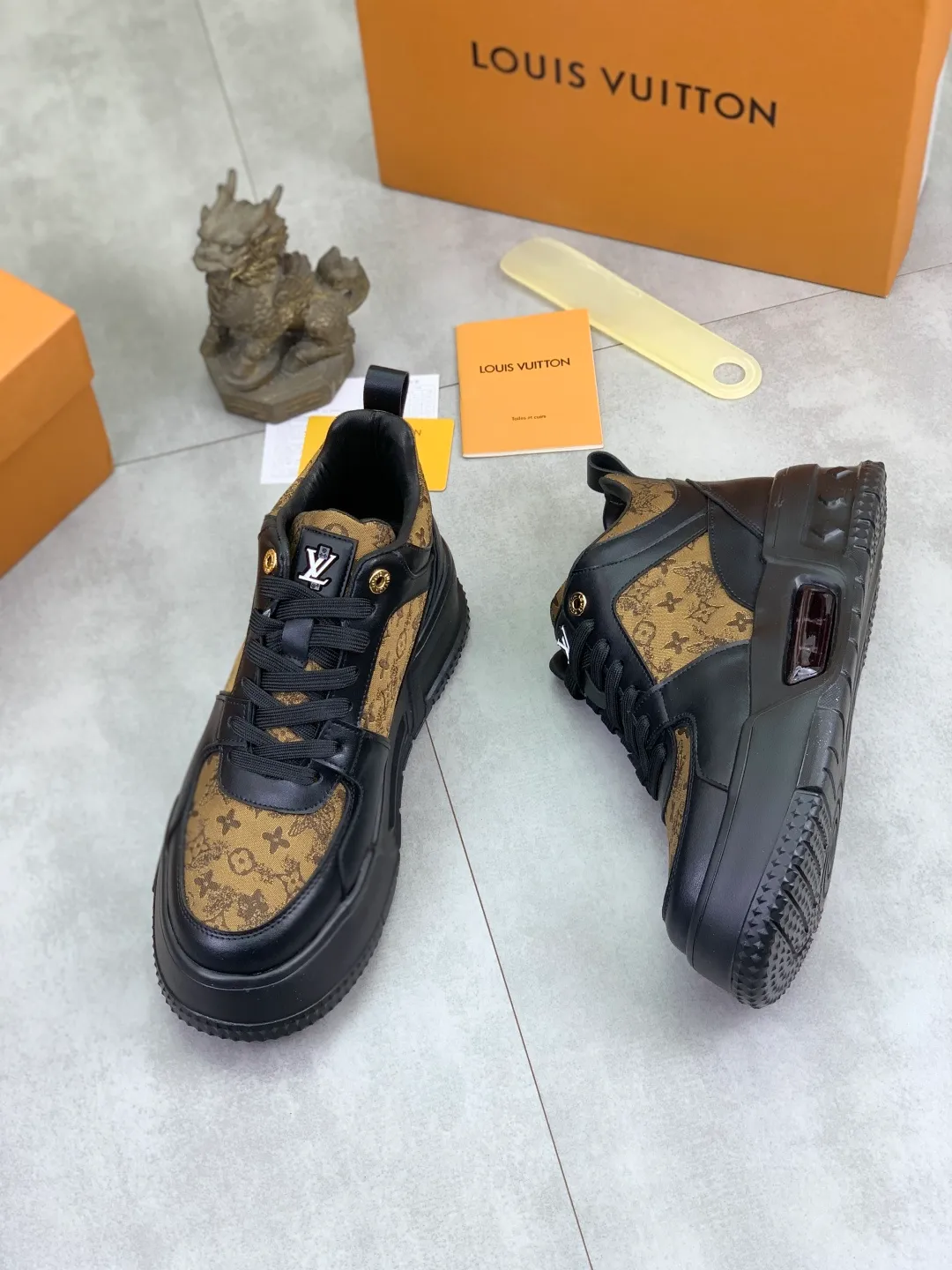 Men's men's shoes 💰P440 new style 💶【LOUIS VUITTON) new high top🍀LV Louis Vuitton *—— LV classic high top trendy shoes! Made of imported original soft calfskin, water-dyed pigskin lining. Original wear-resistant rubber outsole! High quality products! Code number: 38-44 Color: 2️⃣colors available
